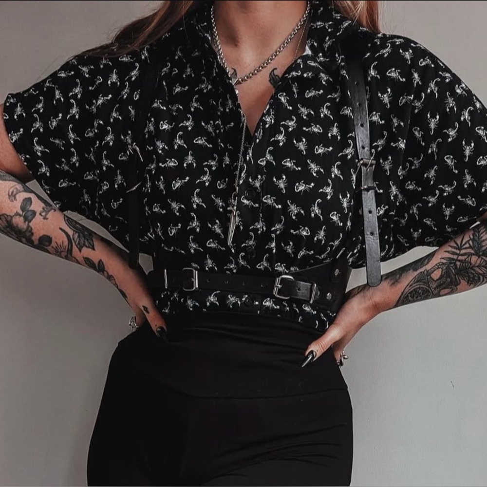 XL Midnight Hour Scorpion print cropped collared shirt